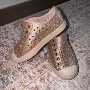 Native Shoes Kids Sneakers in Glittery Gold